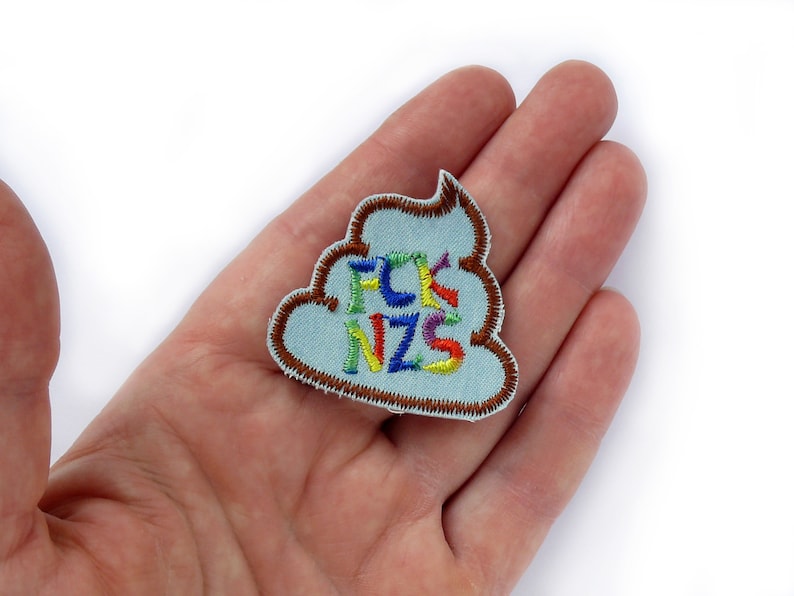 Patch Fck Nzs, Statement Aufnäher zum aufbügeln gegen Rechts, 4,5 cm, gestickt auf hellblauen Jeansstoff in Regenbogenfarben, handmade in Berlin