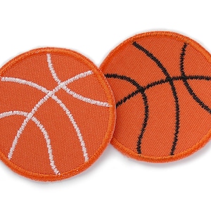 Könnte beinhalten: Zwei orangefarbene Basketball-Aufnäher aus Stoff, einer mit weißen Nähten und der andere mit schwarzen Nähten.