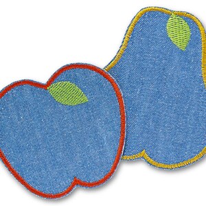 Könnte beinhalten: Zwei Obstflicken aus Jeansstoff: ein Apfel und eine Birne. Der Apfel hat einen roten Rand und ein grünes Blatt. Die Birne hat einen gelben Rand und ein grünes Blatt. Beide Flicken sind aus blauem Jeansstoff gefertigt.