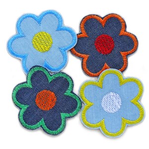 Könnte beinhalten: Vier gestickte Filzblumen-Patches in Blau, Grün, Gelb und Rot. Die Blumen haben eine denimartige Textur und sind in kontrastierenden Farben umrandet.
