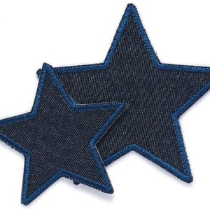 Può includere: Due stelle di jeans blu con un contorno blu scuro. La stella più piccola è sopra la più grande.