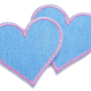 2 Jeansflicken Herz hellblau mit rosa - Flicken einfach aufbügeln – herzförmiger Knieflicken 8,5 x 8 cm aus hellblauem Jeansstoff mit rosafarbener Garnumrandung, Herz-Bügelflicken handmade Berlin
