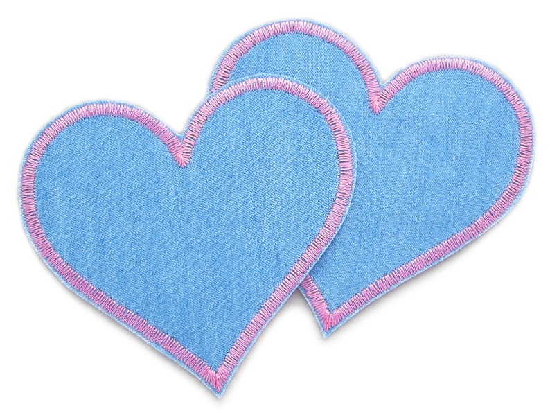 2 Jeansflicken Herz hellblau mit rosa - Flicken einfach aufbügeln – herzförmiger Knieflicken 8,5 x 8 cm aus hellblauem Jeansstoff mit rosafarbener Garnumrandung, Herz-Bügelflicken handmade Berlin