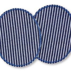 Könnte beinhalten: Zwei ovale Untersetzer mit einem marineblauen und weißen Streifenmuster. Die Ränder sind mit einem blauen, genähten Rand versehen. Die Untersetzer schützen Oberflächen vor Kondenswasser.