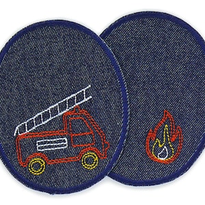 Può includere: Due toppe in denim da stirare, una con un camion dei pompieri rosso con una scala bianca e l'altra con una fiamma rossa e gialla.