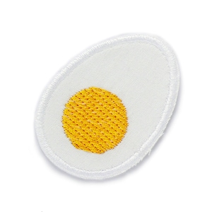 Può includere: Toppa ricamata bianca a forma di uovo fritto con tuorlo giallo.