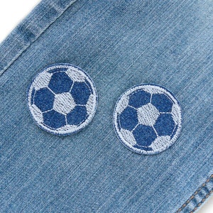 2 gestickte Fußball Aufnäher zum aufbügeln, 4 cm, Fussball Jeansflicken für Kinder, Kinderhosen reparieren Bild 2