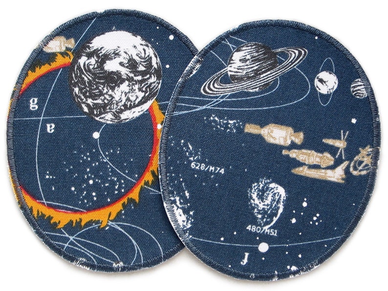K&ouml;nnte beinhalten: Zwei runde, blaue Stoffpatches mit Weltraumthema. Ein Patch zeigt einen Planeten mit einem roten und gelben Ring darum. Der andere Patch zeigt einen Planeten mit Ringen und einem Raumschiff. Beide Patches haben wei&szlig;e Sterne und wei&szlig;en Text.