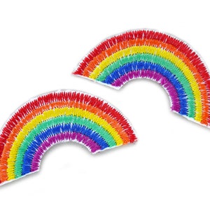 Può includere: Due toppe ricamate a forma di arcobaleno. Le toppe sono realizzate con filo colorato e sono perfette per aggiungere un tocco di fantasia a qualsiasi progetto.