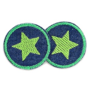 Könnte beinhalten: Zwei runde Jeans-Patches mit einem grünen Stern in der Mitte. Die Patches haben einen grünen Rand.