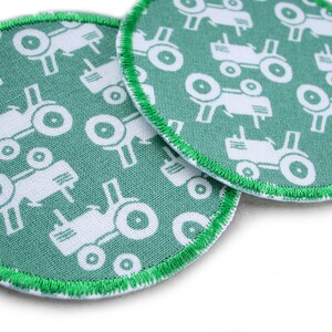 Set 2 Traktor grün Bügelflicken, 7 cm, Trecker Hosenflicken Flicken zum aufbügeln für Kinder Bild 2