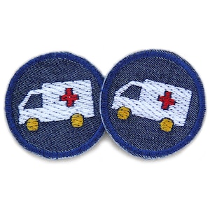 Peut inclure: Deux patchs en denim bleu avec des symboles d'ambulance brodés en blanc. Chaque ambulance a une croix rouge sur le côté.