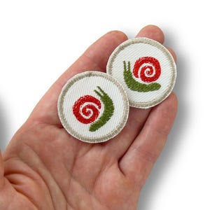 2 slakkenpatches, 4 cm, kleine strijkpatches met rode en groene slak, mini broekpatches, jeanspatches, strijkpatches voor kinderen