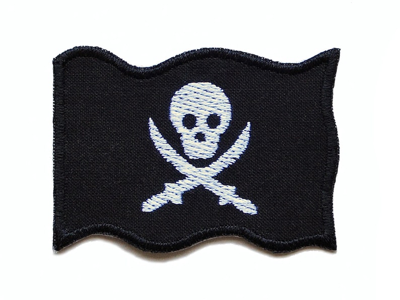 Peut inclure: Patch de drapeau de pirate en tissu noir avec un motif de cr&acirc;ne et d'os crois&eacute;s blancs.