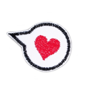 Pode incluir: Uma bolha de diálogo branca com contorno preto e um coração vermelho dentro. O coração é preenchido com fio vermelho.