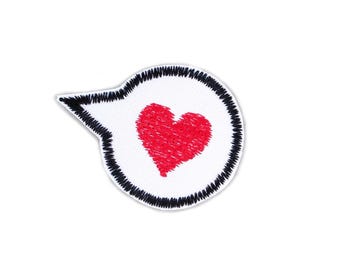 Peut inclure: Une bulle de dialogue blanche avec un contour noir et un cœur rouge à l'intérieur. Le cœur est rempli de fil rouge.