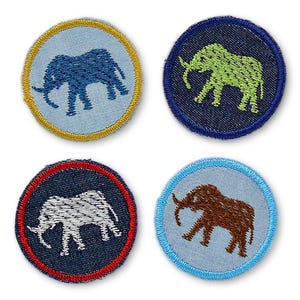 Può includere: Quattro toppe ricamate da stirare con un design di elefante stilizzato. Le toppe sono circolari e hanno uno sfondo in denim. Gli elefanti sono blu, verdi, bianchi e marroni.