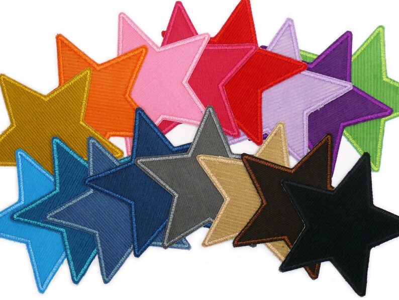 Puede incluir: Una colecci&oacute;n de 14 parches de tela en forma de estrella en varios colores, incluyendo naranja, rosa, rojo, morado, verde, azul, marr&oacute;n y negro. Las estrellas son todas del mismo tama&ntilde;o y forma, y est&aacute;n dispuestas en un patr&oacute;n aleatorio.