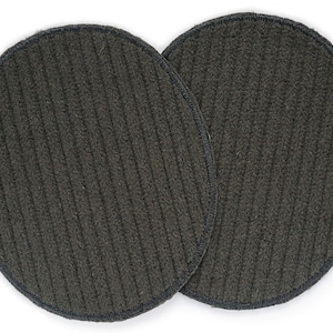 Op de afbeelding: Twee donkergrijze, ovale elleboogbeschermers met een geribbelde textuur en een donkerblauwe gestikte rand.