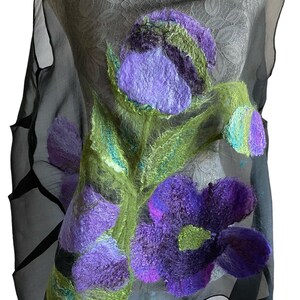 Ärmellose Organza Bluse aus reiner Seide mit violetten Blumen