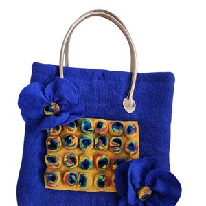Felted handbag with exterior pocket and 3D exotic flowers