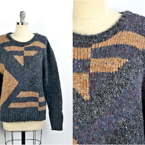Peut inclure: Un pull à col rond à manches longues avec un motif géométrique gris et marron.