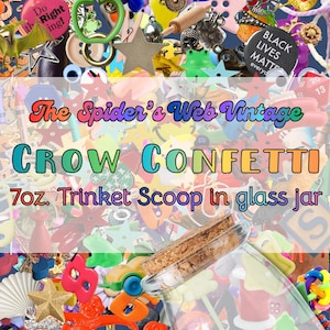 Op de afbeelding: Een glazen pot gevuld met kleurrijke snuisterijen, waaronder sterren, knopen en speelgoeddieren. De pot is gelabeld met "CROW CONFETTI" en "7oz. Trinket Scoop in glass jar". De achtergrond is een collage van diverse kleine objecten.