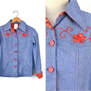Women&#39;s Vintage 70s Blue Chambray Denim Look Long Sleeve Red Button Down Blouse with Ditsy Calico Floral Print Flower Embroidery // Size S