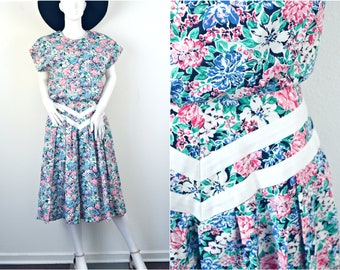 Women's Vintage 90s Jessica Howard White Blue Pink Green Cotton Floral Short Sleeve Fit and Flare Garden Party Dress with Pockets // Size 10