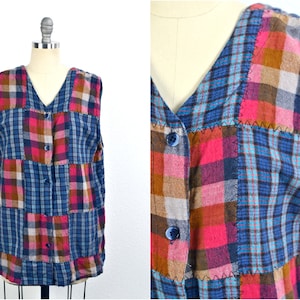 Peut inclure: Un gilet sans manches en patchwork avec un devant boutonné. Le gilet est fait de différents tissus à carreaux dans des tons de bleu, rouge, marron et blanc.