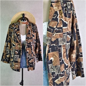 Op de afbeelding: Een vintage blazer met een geometrisch patroon in bruin, zwart en beige tinten. De blazer heeft een klassieke reverskraag, lange mouwen en een sluiting met één knoop. De stof heeft een getextureerd uiterlijk en het ontwerp omvat vierkanten, rechthoeken en cirkelvormige motieven.