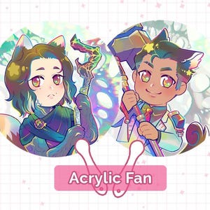 Op de afbeelding: Een acryl fan met twee stripfiguren met dierenoren. Eén personage houdt een staf vast, de ander een hamer. De fan heeft een roze label met de tekst "Acrylic Fan". De achtergrond heeft een holografisch effect.