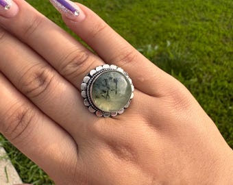 Anillo de plata de ley con prehnita.