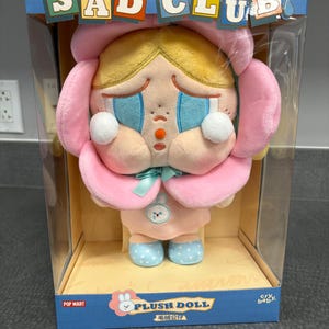 Authentique poupée cry baby en peluche édition « sad club ».