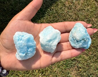 Blå aragonit, ljusblå sten, råa stenar, mineraler, prover.