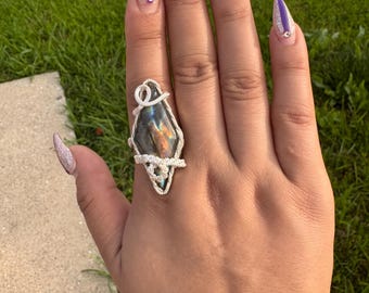 Anillo de plata 925 con labradorita de hadas, engarzado.