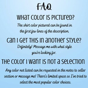 Puede incluir: Texto de preguntas frecuentes (FAQ) sobre un fondo azul claro. El texto pregunta: "&iquest;Qu&eacute; color se muestra?" y responde que el color de la camiseta se puede encontrar en la descripci&oacute;n. Tambi&eacute;n pregunta: "&iquest;Puedo obtener esto en otro estilo?" y responde que el comprador puede enviar un mensaje al vendedor con el estilo que desea. El texto tambi&eacute;n pregunta: "El color que quiero no est&aacute; en la selecci&oacute;n" y responde que el comprador puede solicitar un color en las notas al vendedor o enviar un mensaje al vendedor.