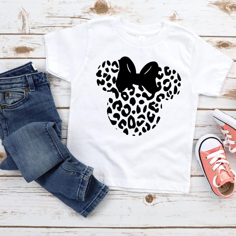 Pu&ograve; includere: Maglietta bianca con un design a testa di Minnie Mouse in stampa leopardata bianca e nera.