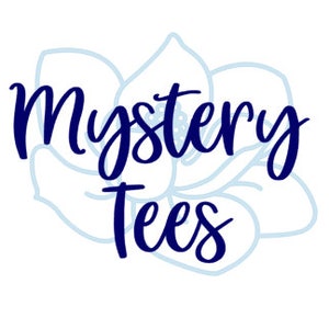 Peut inclure: Texte bleu sur fond blanc&nbsp;: &laquo;&nbsp;Mystery Tees&nbsp;&raquo;. Un motif de fleur bleu clair entoure le texte.