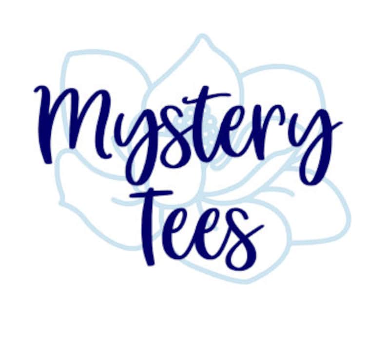 Peut inclure: Texte bleu sur fond blanc&nbsp;: &laquo;&nbsp;Mystery Tees&nbsp;&raquo;. Un motif de fleur bleu clair entoure le texte.