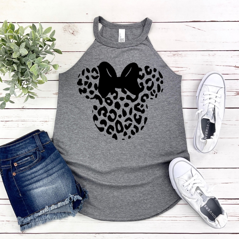 Op de afbeelding: Een grijs tanktop met een zwart-wit luipaardprint Minnie Mouse-ontwerp. Het tanktop heeft een racerback-stijl en is gemaakt van een zachte, comfortabele stof.