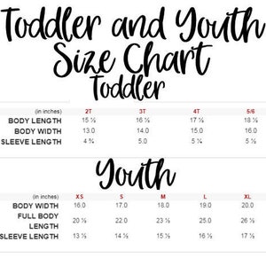 Puede incluir: Tabla de tallas para ropa de ni&ntilde;os peque&ntilde;os y j&oacute;venes, que muestra las medidas en pulgadas para la longitud del cuerpo, el ancho del cuerpo y la longitud de la manga. Las tallas incluyen 2T, 3T, 4T, 5/6, XS, S, M, L y XL.