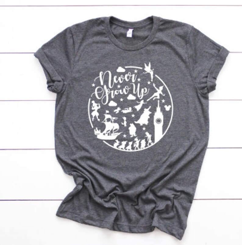 T-Shirt Donna 'Never Grow Up' – Peter Pan, Bianco, 100% Cotone, Stampa Morbida, Girocollo Con Risvolto