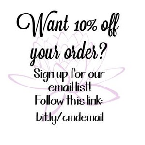 Puede incluir: Gr&aacute;fico de texto con un dise&ntilde;o floral. Dice "&iquest;Quieres un 10% de descuento en tu pedido? &iexcl;Reg&iacute;strate en nuestra lista de correo electr&oacute;nico! Sigue este enlace: bit.ly/cmdemail"