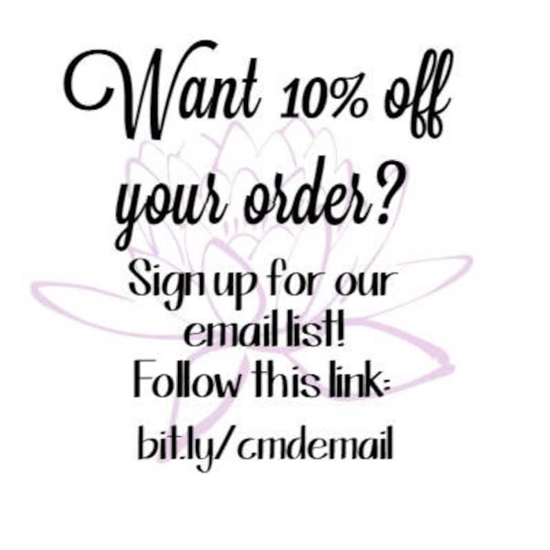 Puede incluir: Gr&aacute;fico de texto con un dise&ntilde;o floral. Dice "&iquest;Quieres un 10% de descuento en tu pedido? &iexcl;Reg&iacute;strate en nuestra lista de correo electr&oacute;nico! Sigue este enlace: bit.ly/cmdemail"