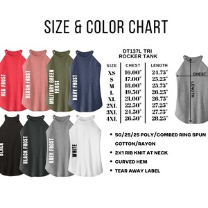 Op de afbeelding: Maattabel en kleurenkaart voor een dames tanktop. De tabel toont de borst- en lengtemaat in inches voor maten XS tot 4XL. De tanktop is verkrijgbaar in 10 kleuren: rood frost, blush frost, militaire groene frost, marineblauwe frost, zwart, zwart frost, grijs frost, wit en twee tinten grijs. De tanktop is gemaakt van 50/25/25 poly/gekamd ringgesponnen katoen/rayon, heeft een 2x1 ribbreisel aan de hals, een gebogen zoom en een afscheurbare label.