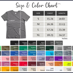 Pu&ograve; includere: Tabella delle taglie e dei colori per t-shirt con misure in pollici. La tabella mostra le misure del petto e della lunghezza per le taglie S, M, L e XL. Una tabella dei colori in basso mostra una variet&agrave; di colori per le t-shirt, tra cui verde neon, blu navy, rosa, bacca, oro giallo, e altro ancora.