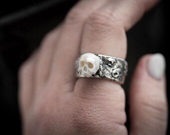 Zilveren ring met parelschedel in gotische stijl