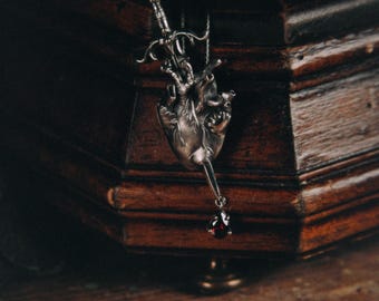 Colgante gótico de plata con corazón y espada y gota de granate. Collar de corazón anatómico, joyería romántica oscura, colgante llamativo de 5 cm de Ellen Ro.