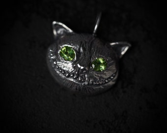 Silver pendant cheshire cat with chrysolite gems